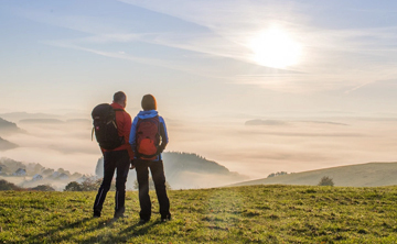 Wanderer auf dem Rothaarsteig genießen den Sonnenaufgang (c) Rothaarsteigverein e.V._Kappest