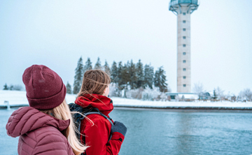 zwei-wanderer-see-hochheideturm_c__Jonas_Duellberg__Tourist-Info_Willingen (1)